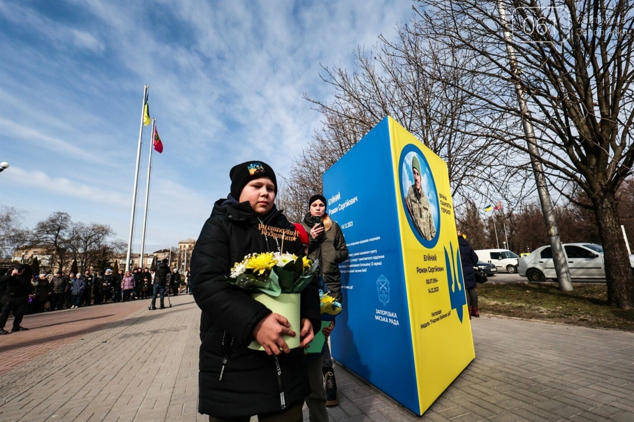 Син Юрія Дєдушева та дружина Олександра на Алеї слави