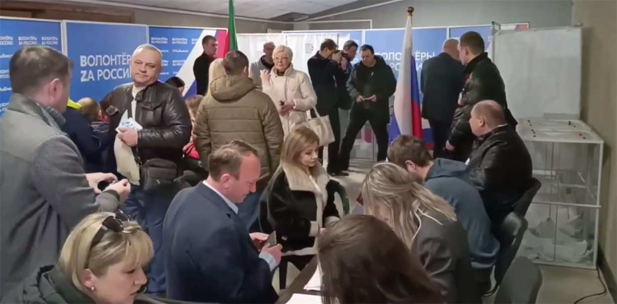 На фото можна побачити колабрантів Нечета, Іщука, Чертищеву, учасників ансамблю ZOV та інших зрадників