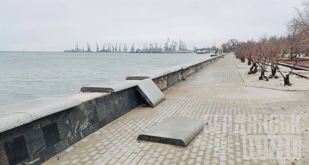 На набережній Бердянська вже кілька місяців окупанти не можуть прибрати наслідки руйнувань через негоду