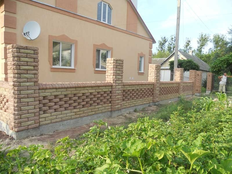 Паркан з цегли