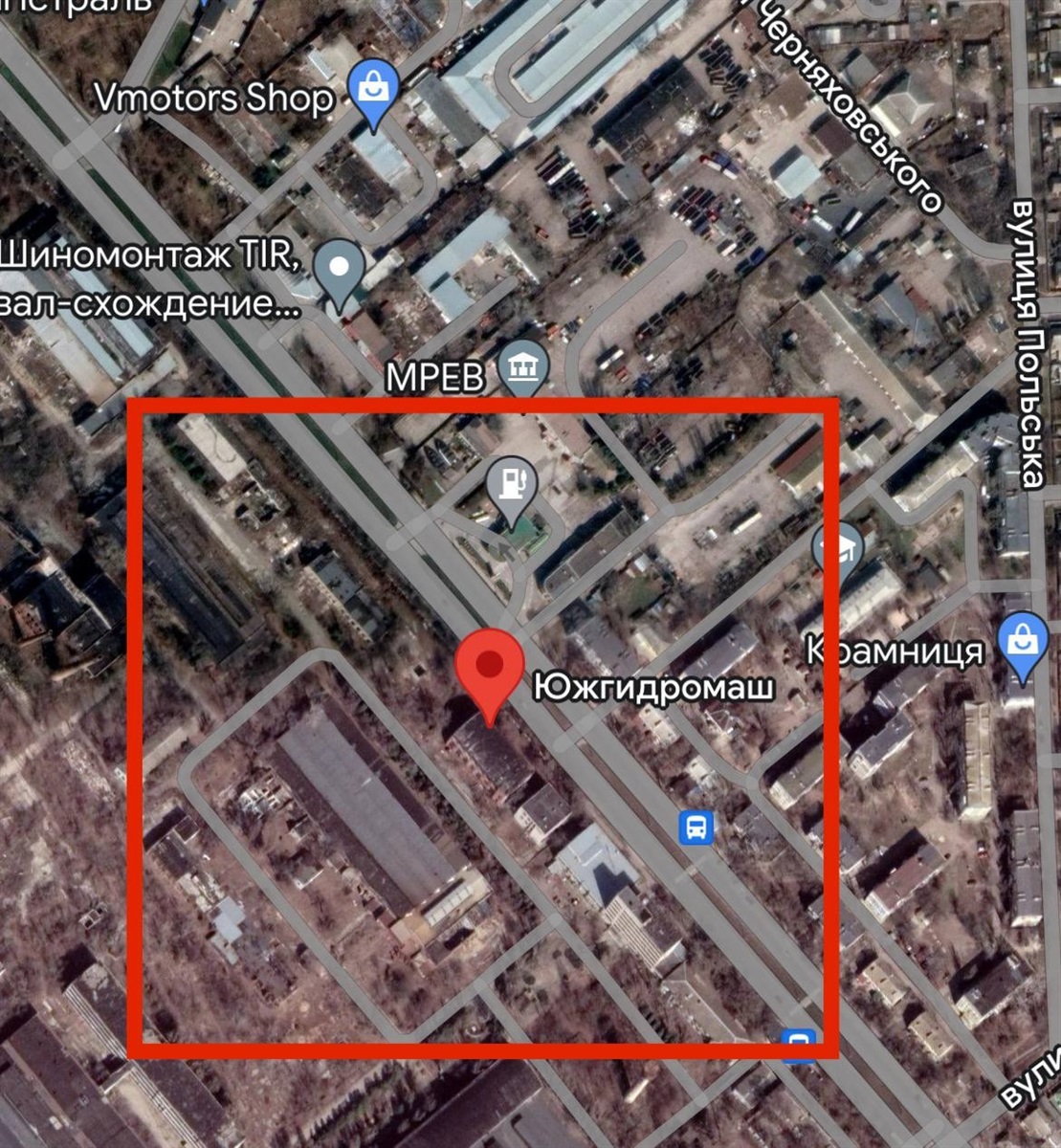 Поряд з місцем влучання ракет окупанти перекрили дорогу