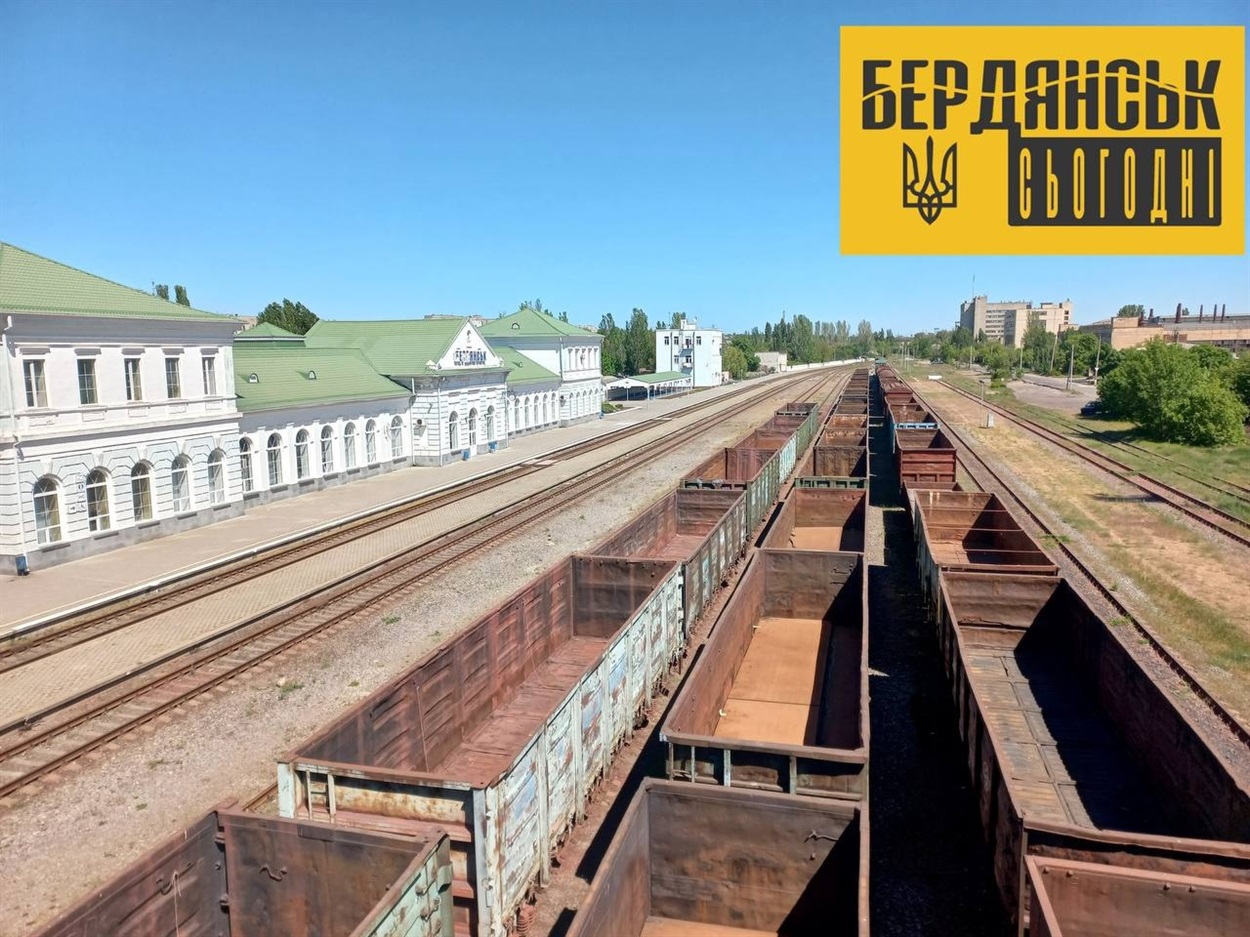 Так виглядає залізнична станція Бердянськ зараз. Більше року тому рашисти відгородили вокзал товарними вагонами, але залишили найближчі до перону колії пустими