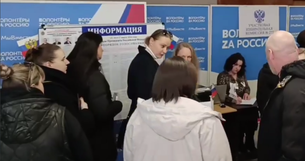 Марина Карпунькіна (в центрі) на виборчій дільниці у МПК Бердянська під час виборів диктатора путіна