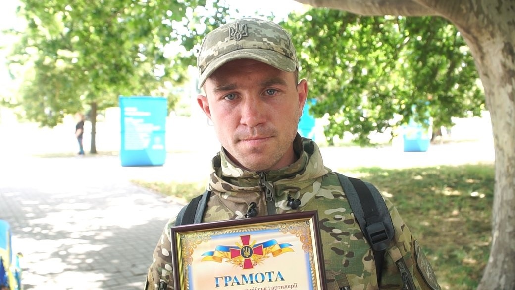 - Ми у футбол разом грали, колись кубок виграли на районному рівні. Разом потрапили на війну. Я — в морській піхоті, а він в артилерії служив. Багато раз мене прикривав, - каже Юрій, односелець загиблого Дмитра