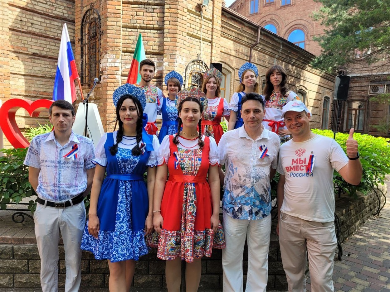 Студенти та викладачі показово відзначають всі свята окупантів. У кокошніках і з триколорами нещодавно відзначали день росії