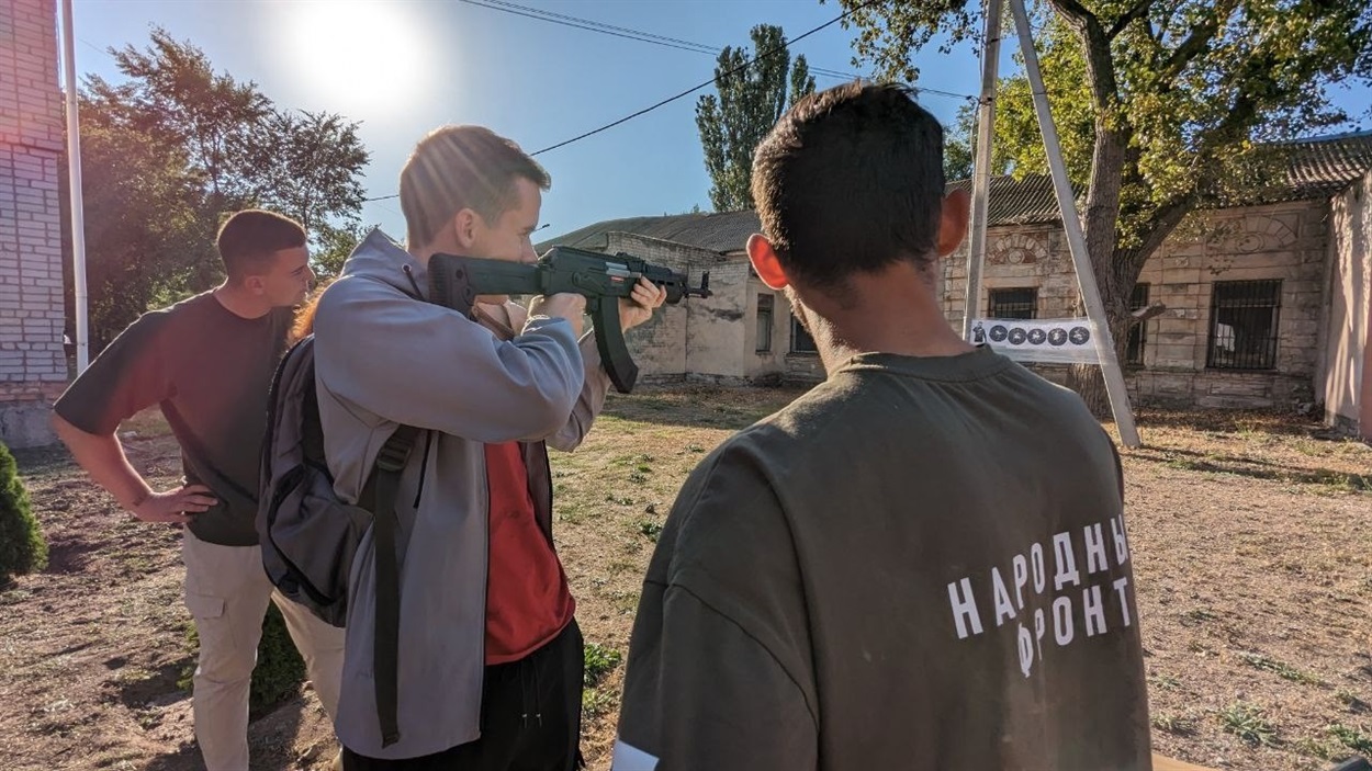 Першокурсникам захопленого університету влаштували майстерклас із поводження зі зброєю