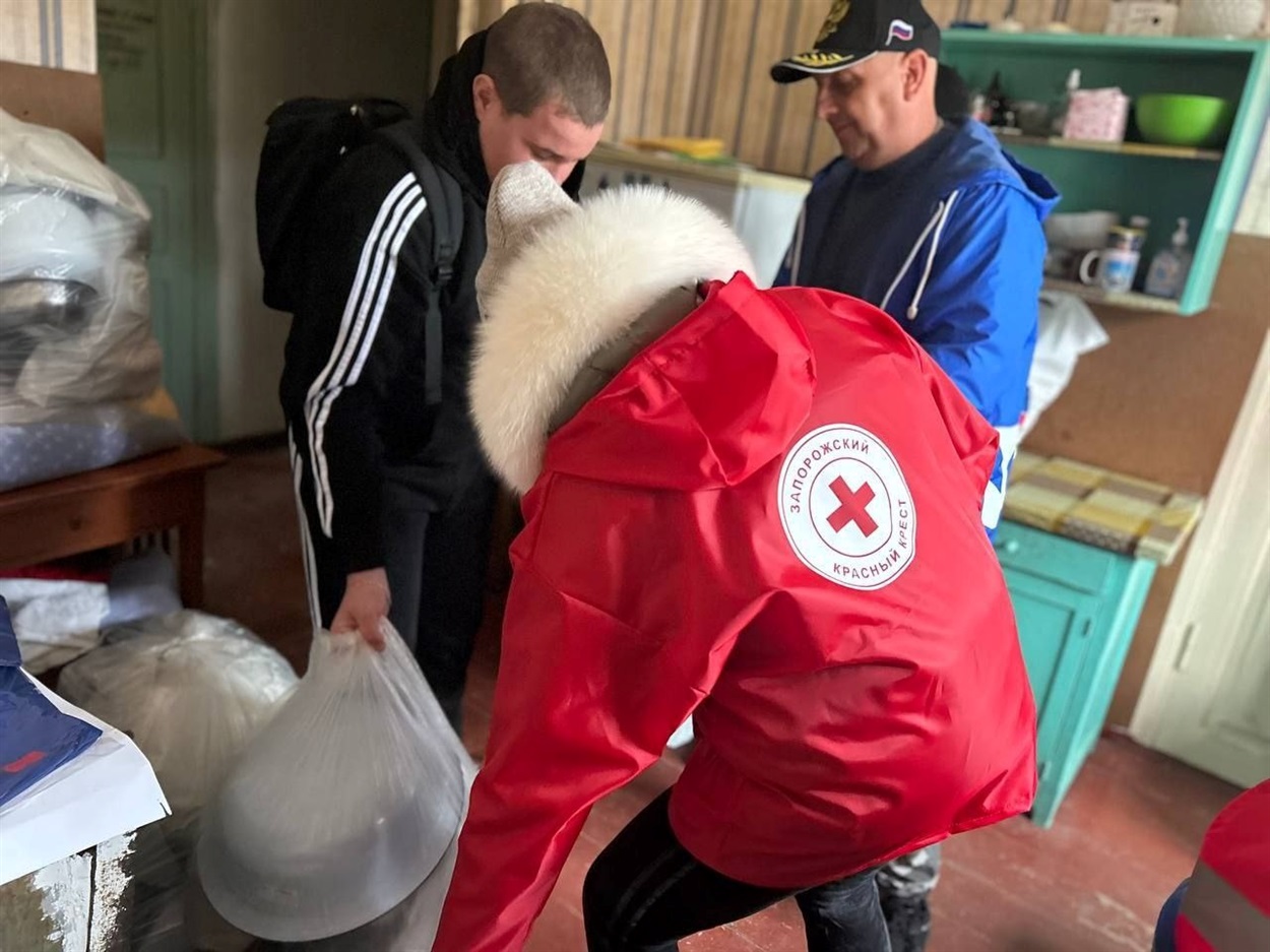 Представники так званого Червоного хреста роздають гуманітарну допомогу разом агітаторами партії єдина росія