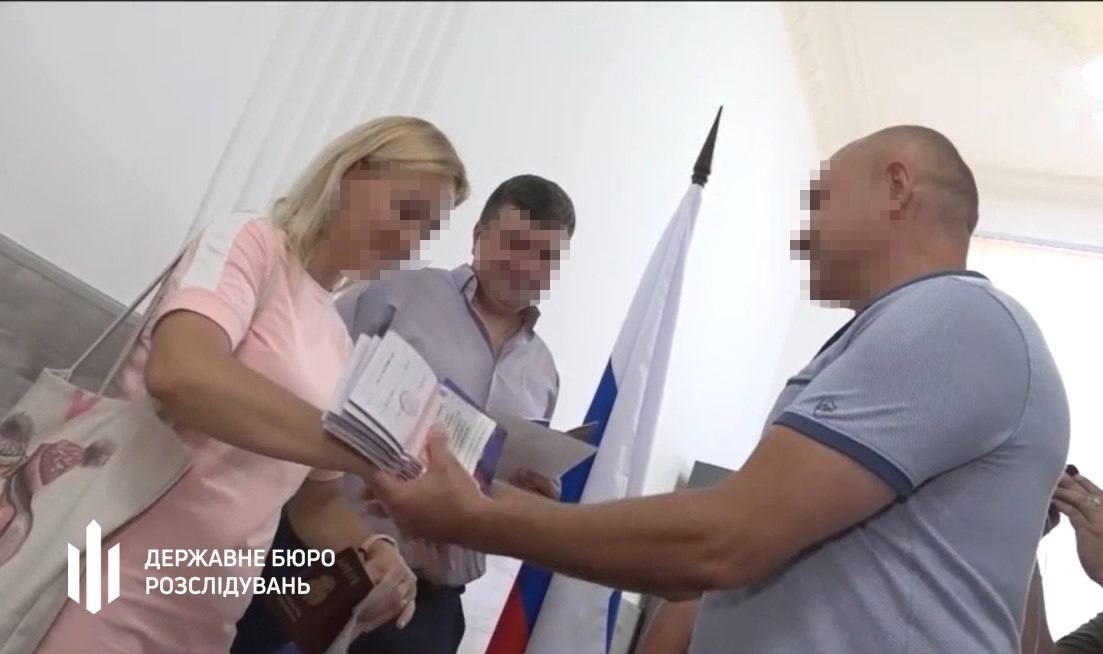 Зрадник під камери роздає російські паспорти 