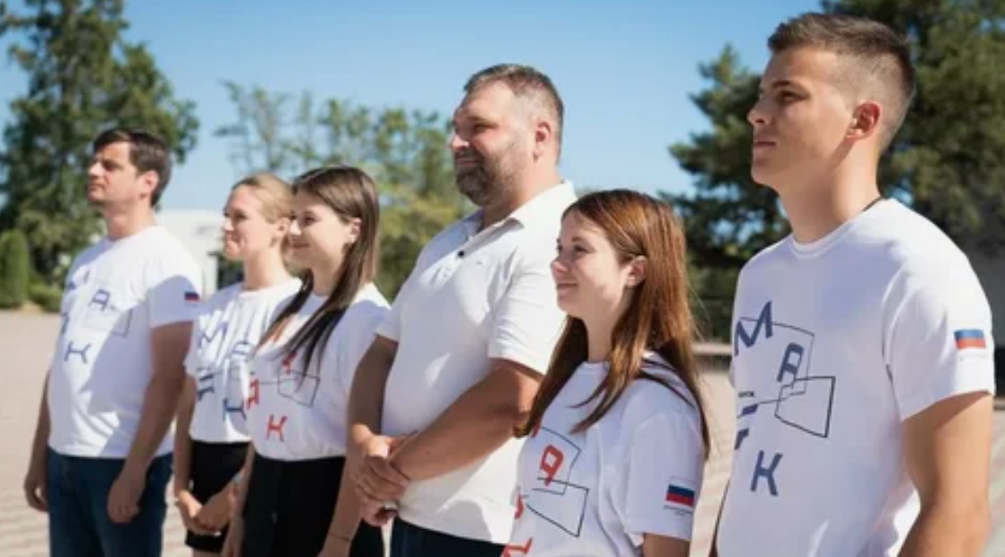 Виступали перед путіним директор пропагандистського центру Андрій Маслов (в центрі) та керівниця руху "Юг молодой" Ксенія Клименко