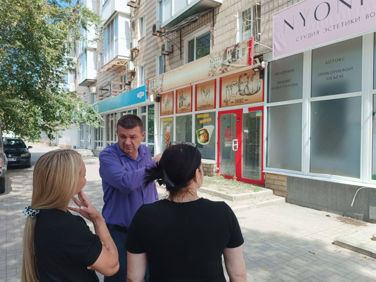 Окупаційна влада вішає оголошення, що приміщення на вул. Горького можуть бути визнані безхазяйними