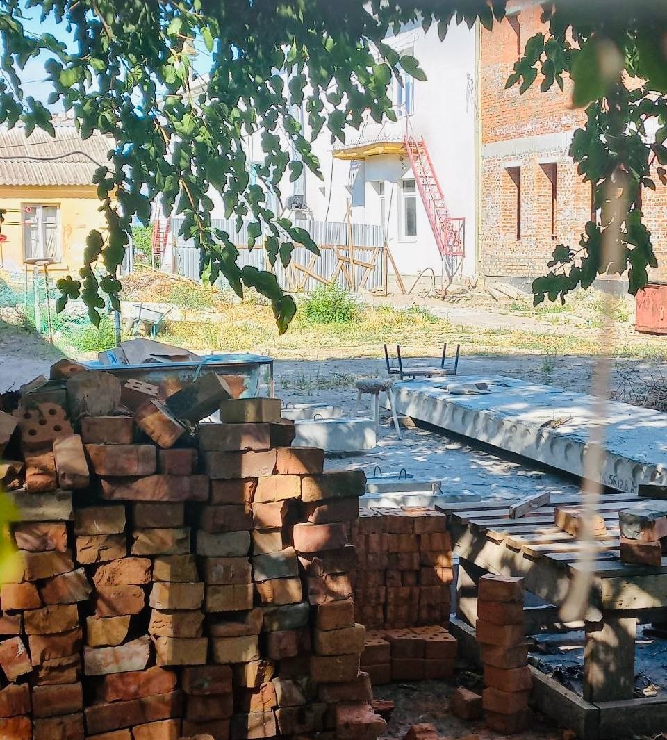 Недобудований корпус спортивного залу гімназії "Надія", яку окупанти називають школою №19