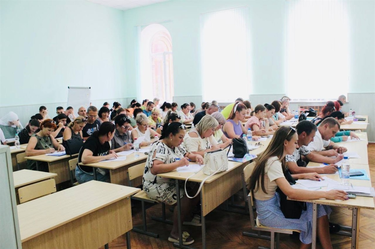 Абітурієнти АГПУ складають вступний іспит з російської мови. 
Серед майбутніх студентів майже немає молоді