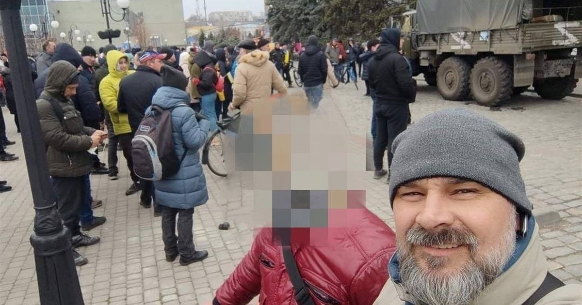 Віктор Бондаренко біля захопленої будівлі виконкому у Бердянську у перші дня російського вторгнення