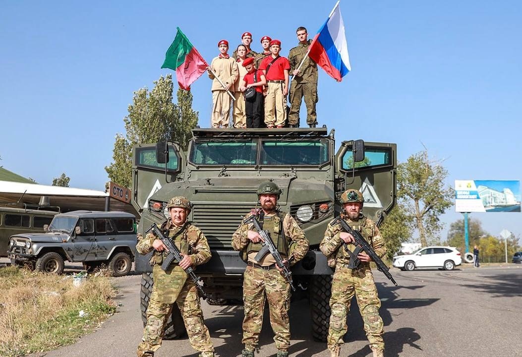 Так звані "юнармійці" та окупанти у Бердянську
