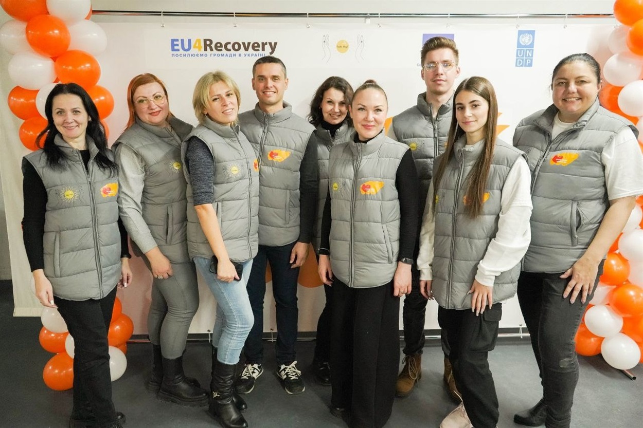 Оксана Антолік (з права) з бердянськими волонтерами на заході присвяченому протидії насильства