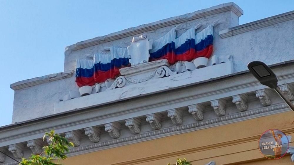 У першій рік окупації окупанти перефарбували українські національні кольори у триколор