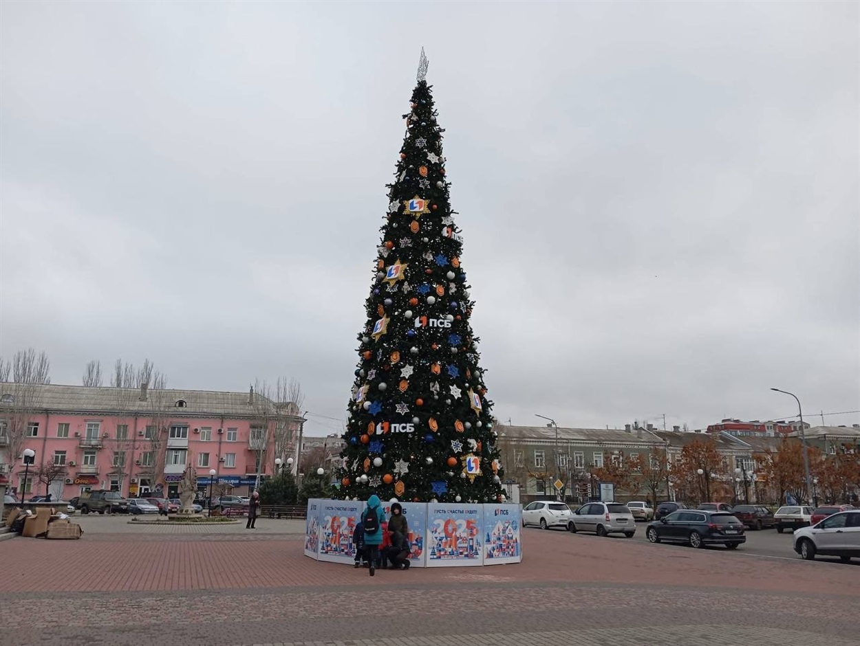 Другий рік окуапнти встановлюють ялинку з рекламою російського банку