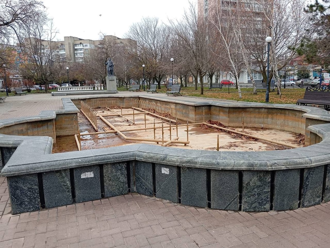 На зиму окупаційна влада на накрила міський фонтан захисним куполом, як це робили раніше