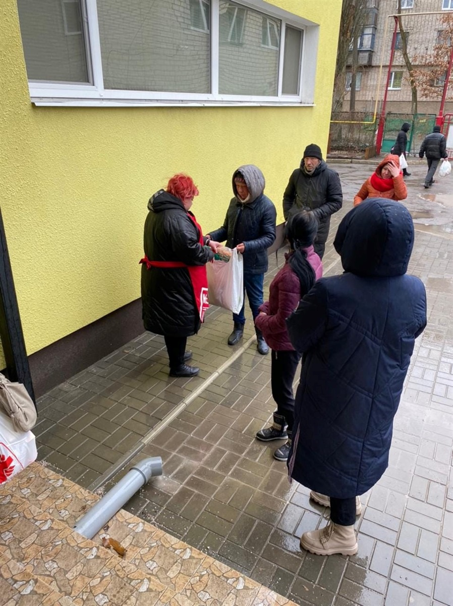 Співробітники Карітас Спес Бердянськ роздають продукти нужденним Бердянцям у перші місяці окупації