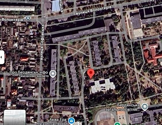 Установу зареєстровано на Вулиці Волонтерів, в колишній будівлі благодійного центру Карітас