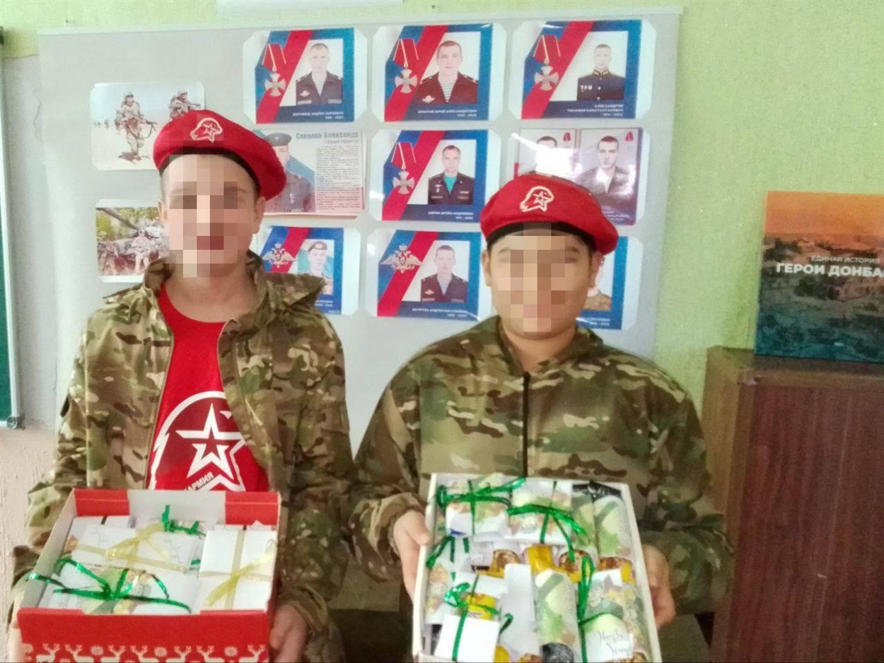 Бердянські діти с подарунками та листами до російських солдатів