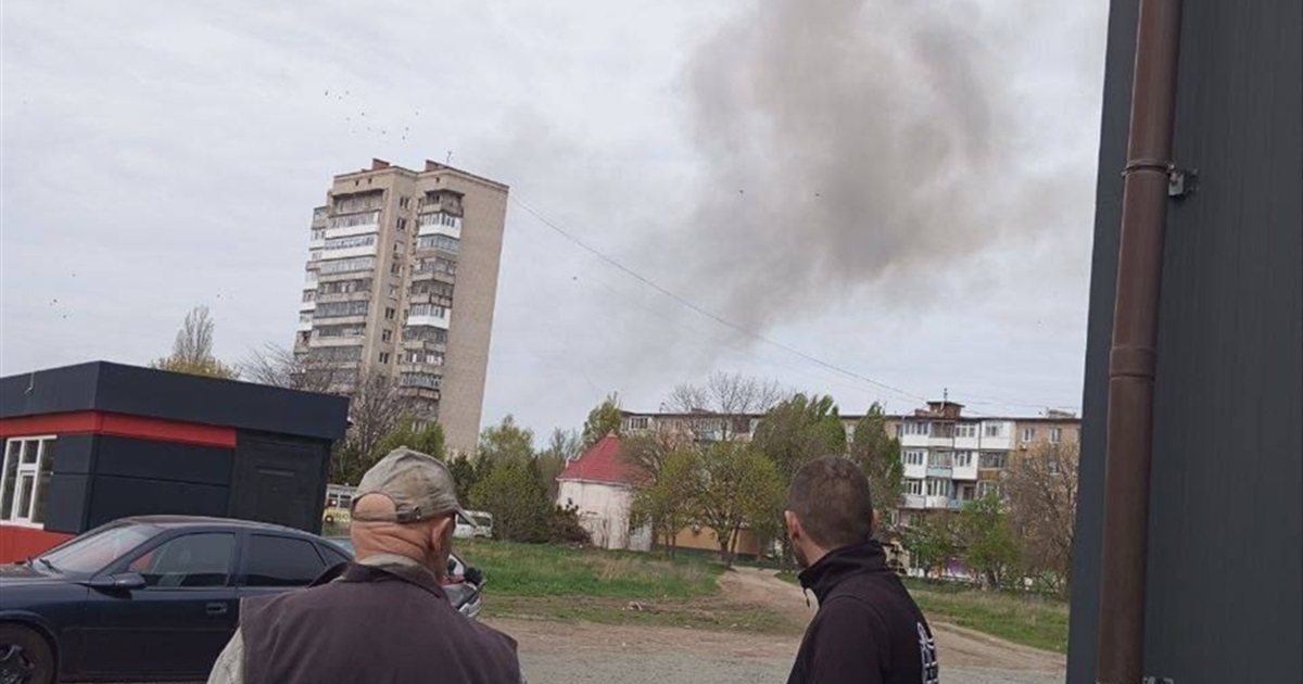 Дим над заводом Південгідромаш у Бердянську