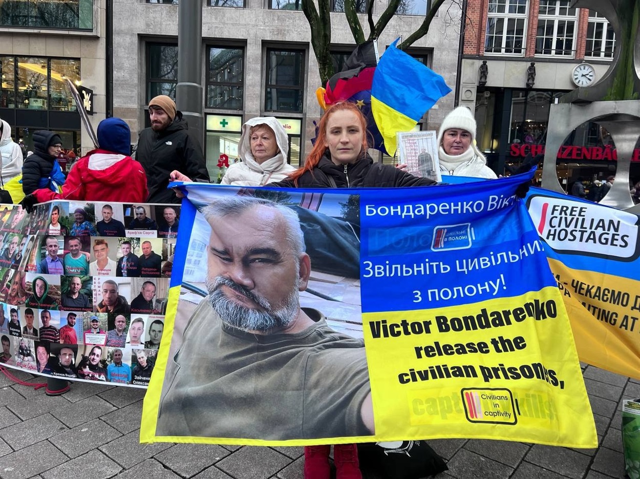 Дочка Віктора Бондаренко на акції у підтримку цивільних полонених
