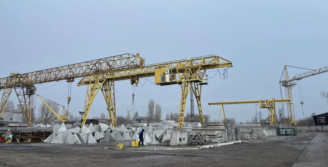Протитанкові зуби дракона на Бердянському заводі залізобетонних виробів