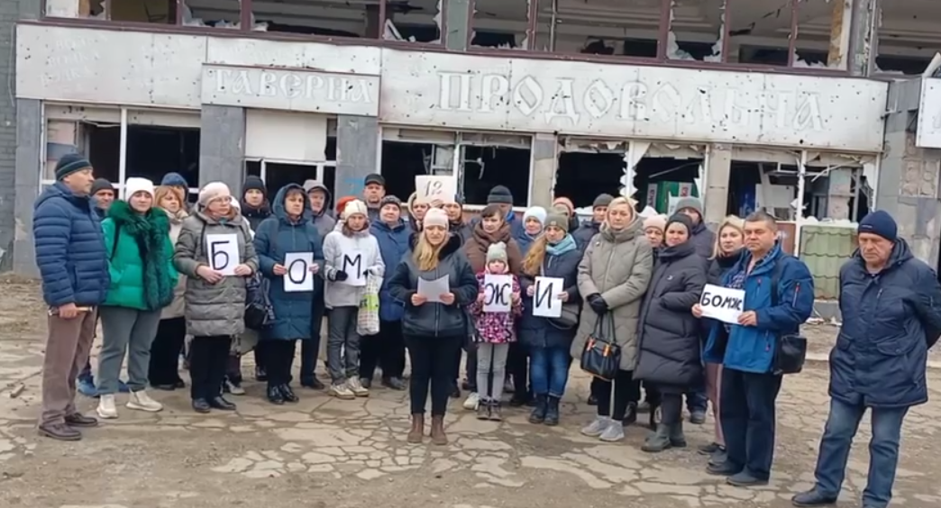 Мешканці Маріуполя, які вимагають відбудувати їхнє житло та відмовляються від пропозиції порожніх квартир