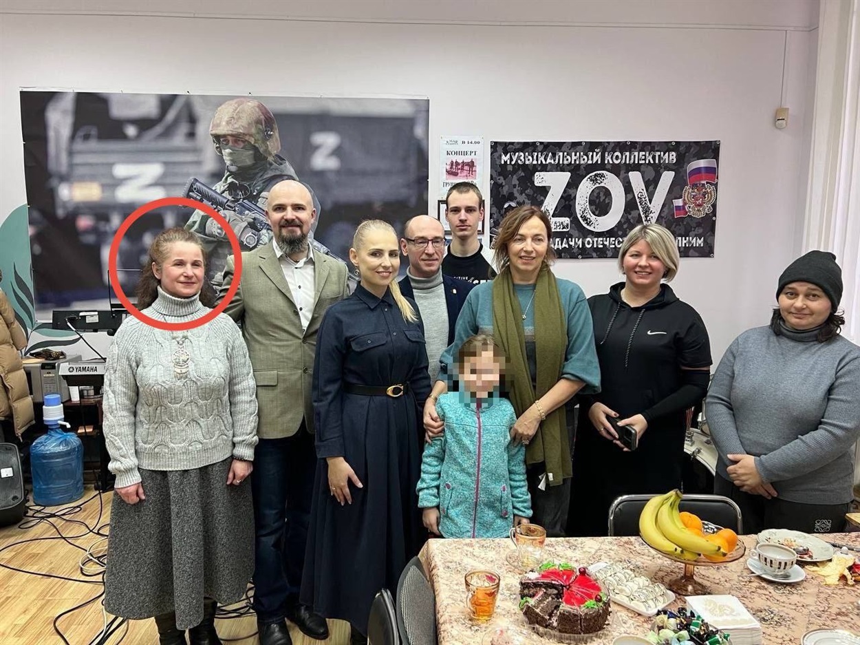 Олена Ковтуy та інші учасники пропагандистського вокального колективу ZOV