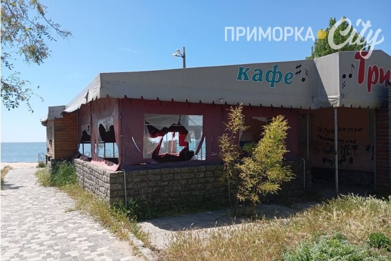 Занедбане кафе ТРІО на центральному пляжі у Бердянську