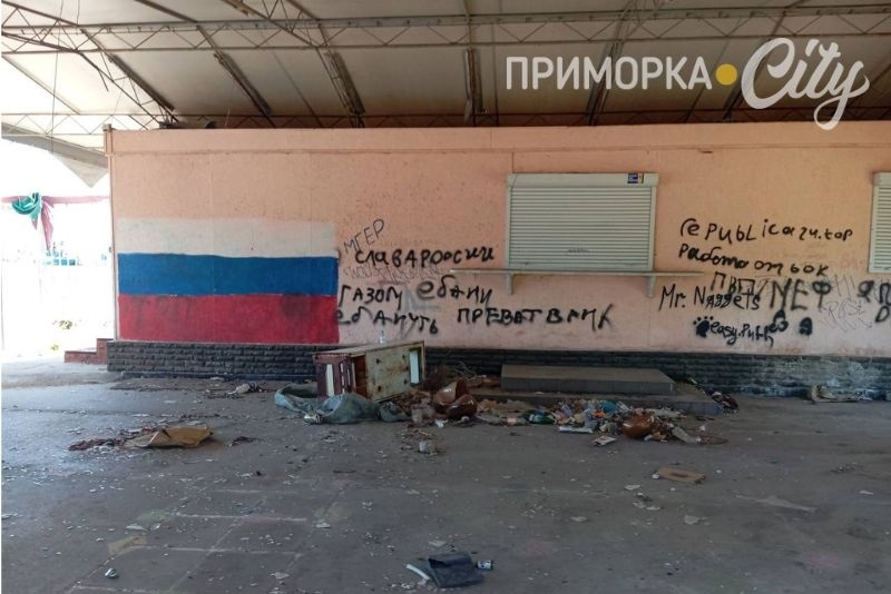 Занедбане кафе ТРІО на центральному пляжі у Бердянську