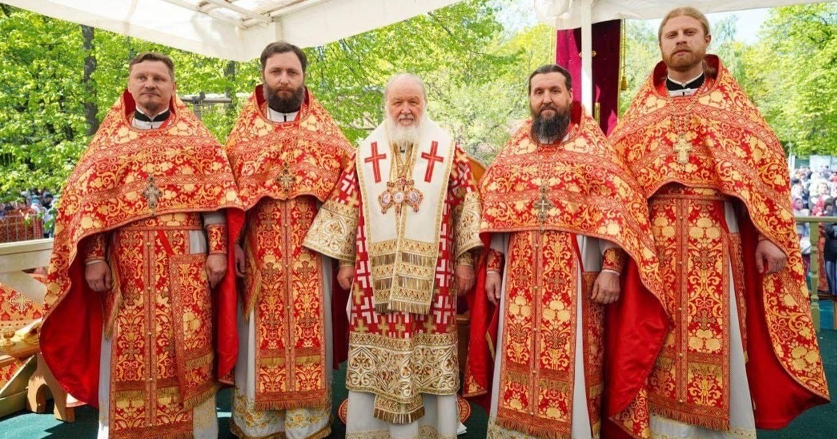 Бердянські священики-ініціатори вступу до РПЦ: Протоієрей Євген Клименко, протоієрей Сергій Ілющенко, архімандрит Димитрій Міхешкін, протоієрей Дмитро Лебедченко із патріархом Кирилом (в центрі) у Москві 