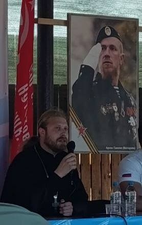 Приморський священик Дмитро Лебедченко на фоні терориста “Мотороли” виступає в військовому таборі “Новоросія”