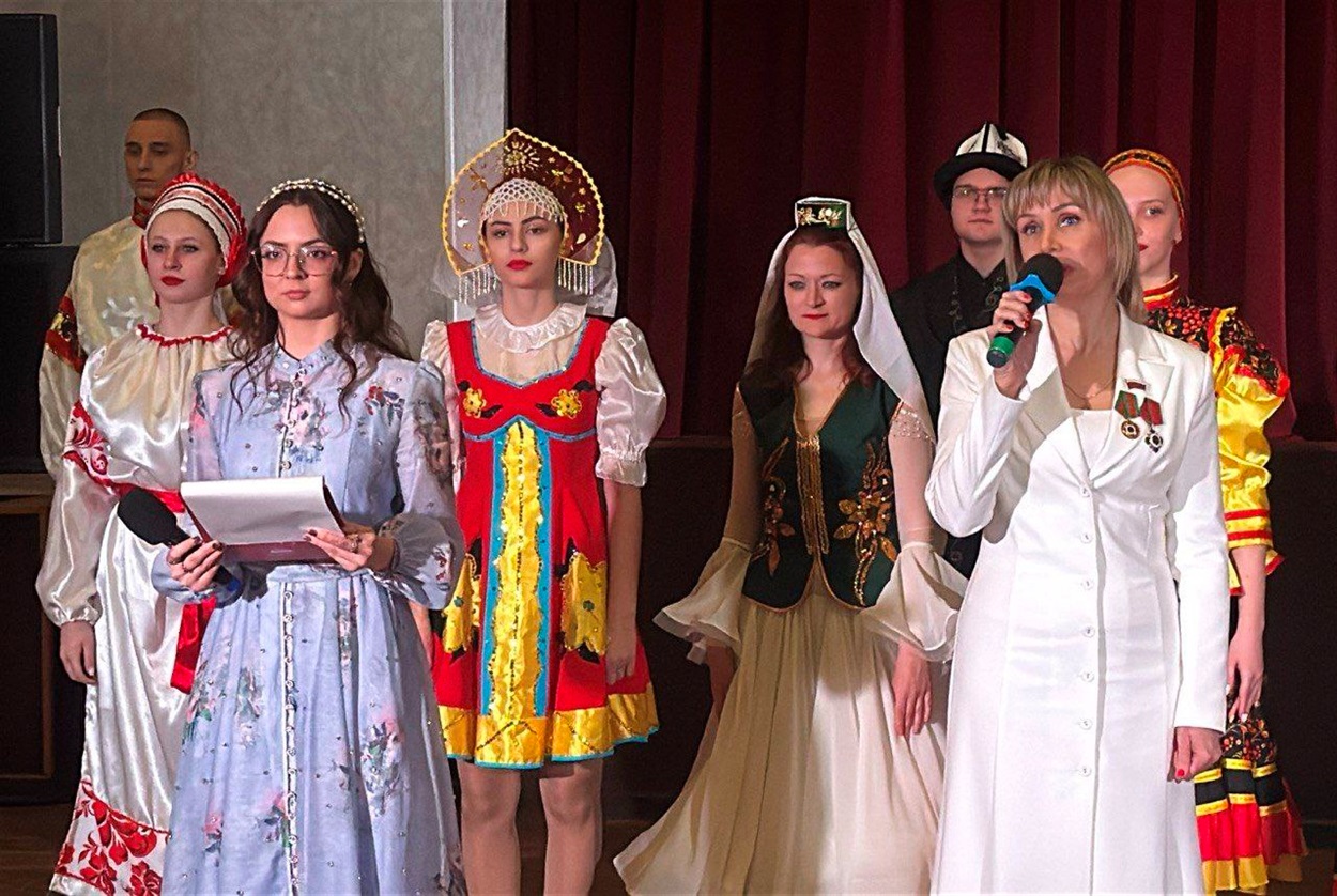 Студенти так званого АГПУ в національних костюмах нпродів, що населяють рф