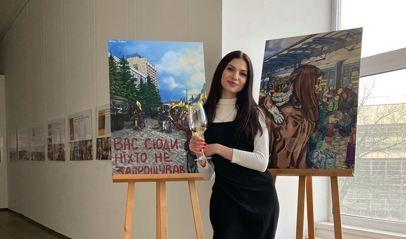 Катерина на виставці у Києві поруч із своїми картинами