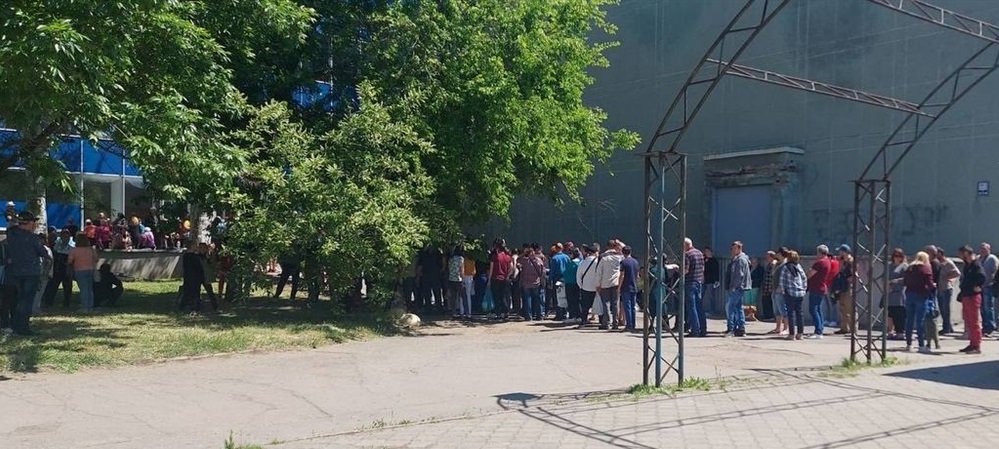 Черга за sim-картками біля будівлі МПК