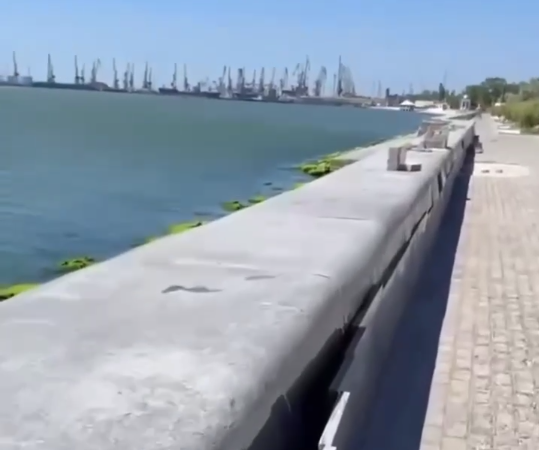 Дамба в курортній зоні окупованого Бердянська дедалі руйнується