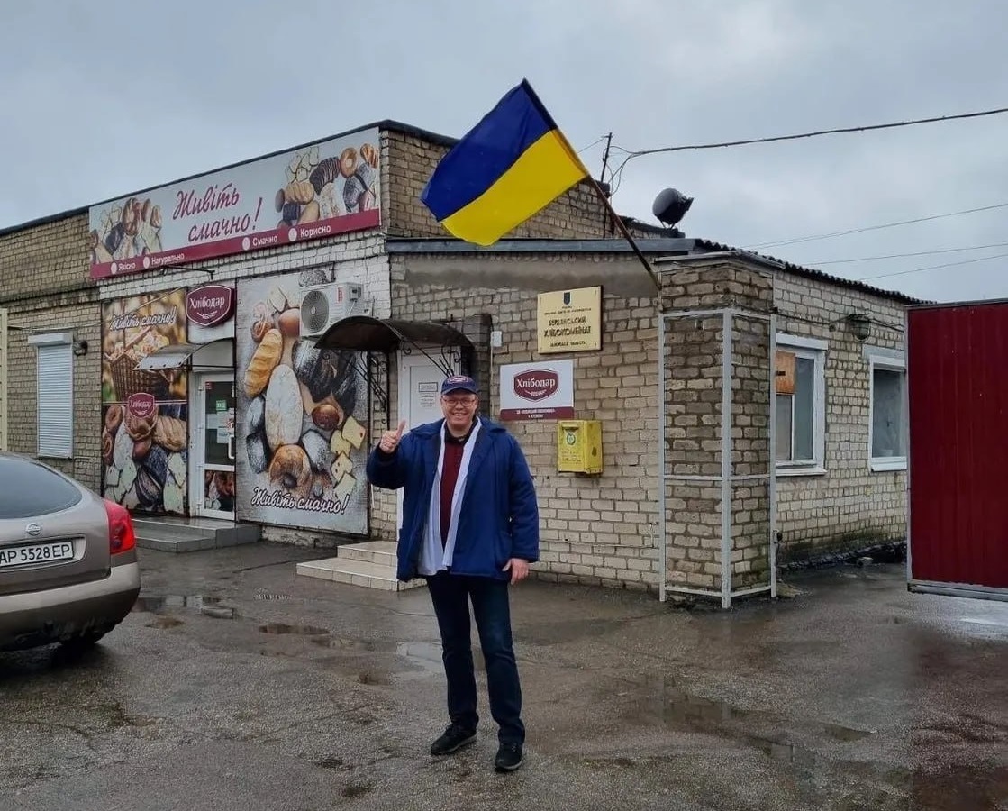 Директор Бердянського хлібокомбінату біля прохідної підприємства