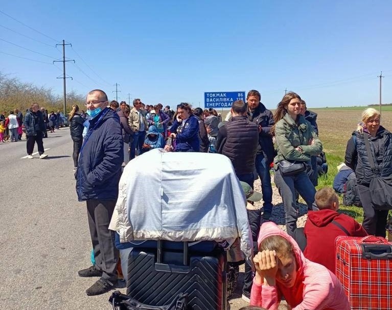 Бердянці та маріупольці чекають на евакуаційні автобуси на Азосвькому кільці, травень 2022 року