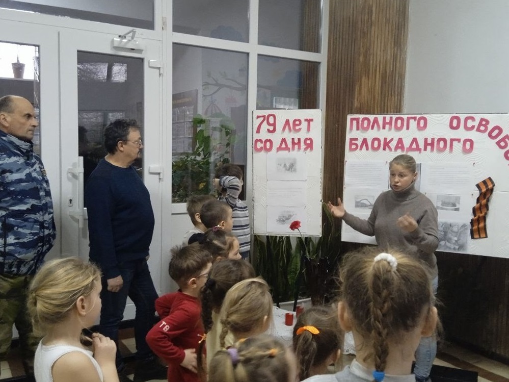 Фотозвіт пропагандистів про захід у захопленому Будинку дитячої творчості окупанти перейменивали його на Центр Предпрофесійної освіти) 