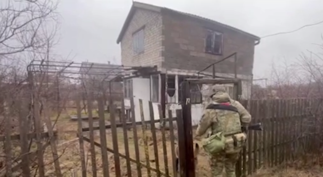 На опублікованому фсб відео: перестрілка та демонстрація тіла загиблого на старому кладовищі у Бердянську, а також обшуку будинку ймовірно в одному з дачних кооперативів.